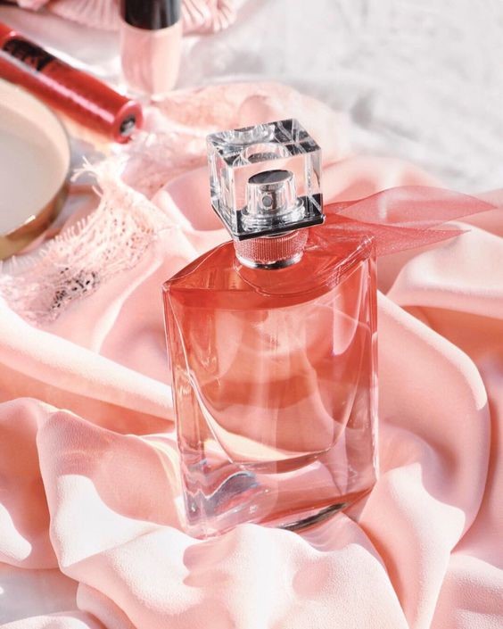 عطر ادکلن لانکوم مدل لاویه است بله LANCOME la vie Est Belle.jpg